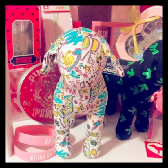 💕ℙ𝕀ℕ𝕂 𝕍𝕊 VINTAGE Graffiti 6” Plush Dog💕 - Picture 4 of 7